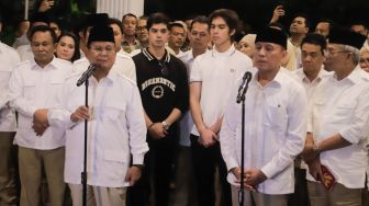 Ketua Umum Partai Gerindra Prabowo Subianto (kiri) bersama dengan Mochamad Iriawan atau Iwan Bule (kanan) memberikan keterangan pers usai menggelar pertemuan di Kertanegara, Jakarta Selatan, Kamis (27/4/2023). [Suara.com/Alfian Winanto]