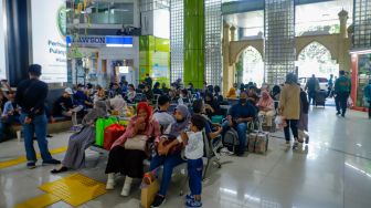 Penumpang saat berada di Stasiun Gambir, Jakarta Pusat, Kamis (27/4/2023). [Suara.com/Alfian Winanto]