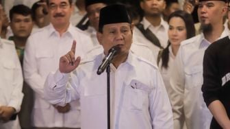 Ketua Umum Partai Gerindra Prabowo Subianto memberikan keterangan pers usai menggelar pertemuan di Kertanegara, Jakarta Selatan, Kamis (27/4/2023). [Suara.com/Alfian Winanto]