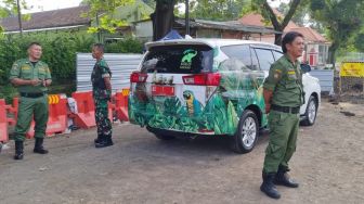 Mobil Dinas Gibran Masih Menginap di Lokasi Proyek Viaduk Gilingan, Warga: Tanda-tanda Sedang Marah