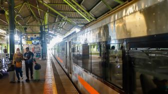 Penumpang saat tiba di Stasiun Gambir, Jakarta Pusat, Kamis (27/4/2023). [Suara.com/Alfian Winanto]