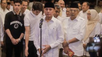 Wakil Ketua Dewan Pembina Partai Gerindra Mochamad Iriawan (Iwan Bule) memberikan keterangan pers usai menggelar pertemuan di Kertanegara, Jakarta Selatan, Kamis (27/4/2023). [Suara.com/Alfian Winanto]