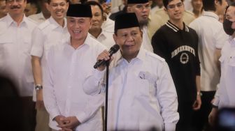 Ketua Umum Partai Gerindra Prabowo Subianto bersama Mochamad Iriawan (Iwan Bule) memberikan keterangan pers usai menggelar pertemuan di Kertanegara, Jakarta Selatan, Kamis (27/4/2023). [Suara.com/Alfian Winanto]