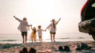 Masih Nuansa Libur Lebaran, 4 Tips Aman Membawa Si Kecil Liburan ke Pantai