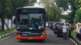 Bus yang membawa Warga Negara Indonesia (WNI) yang dievakuasi dari Sudan saat tiba di Asrama Haji Pondok Gede, Jakarta Timur, Jumat (28/4/2023). [Suara.com/Alfian Winanto]