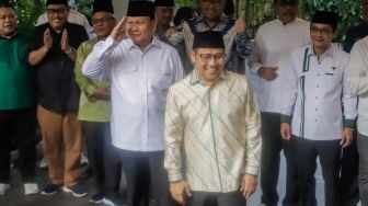 Ketua Umum Partai Gerindra Prabowo Subianto (kiri) bersama dengan Ketua Umum PKB Muhaimin Iskandar (kanan) menyapa awak media sebelum menggelar pertemuan di Kertanegara, Jakarta Selatan, Jumat (28/4/2023,). [Suara.com/Alfian Winanto]