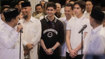 Musisi Al Ghazali (tengah) ditemani saudaranya El Rumi (kanan) dan ayahnya, Ahmad Dhani (kiri) menghadiri keterangan pers setelah resmi bergabung dengan Partai Gerindra di Kertanegara, Jakarta Selatan, Kamis (27/4/2023). [Suara.com/Alfian Winanto]
