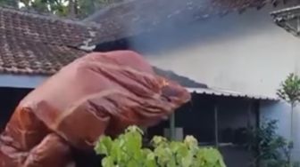 Video Sebuah Balon Udara dengan Api Membara Timpa Rumah Warga di Ponorogo