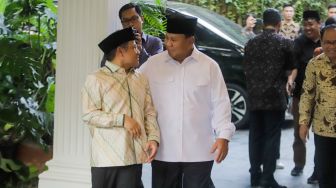 Ketua Umum Partai Gerindra Prabowo Subianto (kanan) bersama dengan Ketua Umum PKB Muhaimin Iskandar (kiri) jalan bersama sebelum menggelar pertemuan di Kertanegara, Jakarta Selatan, Jumat (28/4/2023,). [Suara.com/Alfian Winanto]