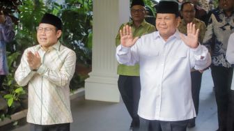 Ketua Umum Partai Gerindra Prabowo Subianto (kanan) bersama dengan Ketua Umum PKB Muhaimin Iskandar (kiri) menyapa awak media sebelum menggelar pertemuan di Kertanegara, Jakarta Selatan, Jumat (28/4/2023,). [Suara.com/Alfian Winanto]