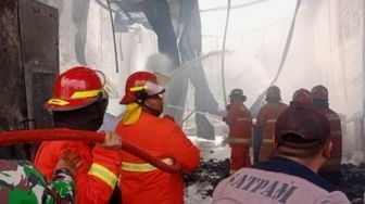 Gudang Kimia Bahan Baku Benang di Gresik Terbakar, 6  Jam Api Baru Padam