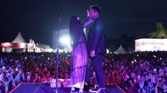 Virgoun Nangis Banting Kacamata di Panggung Usai Ceraikan Istri, Banjir Hujatan: Drama Banget!