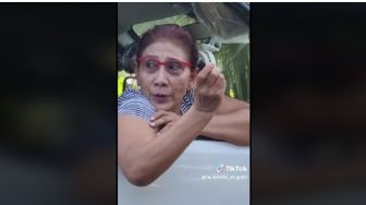 Kejebak Macet, Susi Pudjiastuti Santai Minta Rokok ke Warga: Aku Punya Korek Tapi Gak Punya Rokok