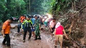 Longsor Terjang Jalur Sumbar-Riau Dekat Kelok 9 Limapuluh Kota, 1 Unit Mobil Tertimbun