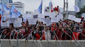 Sejumlah massa buruh melakukan aksi unjuk rasa di kawasan Patung Kuda Arjuna Wiwaha, Jakarta Pusat, Senin (1/5/2023). [Suara.com/Alfian Winanto]