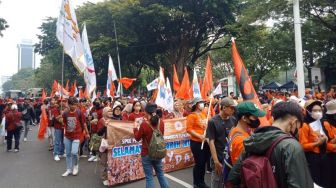 Peringatan May Day di Jakarta, Massa Buruh FSPMI Menyemut di Depan Balai Kota DKI