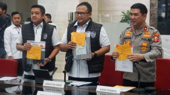 Petugas kepolisian menunjukkan barang bukti kasus Tindak Pidana Ujaran Kebencian Tersangka Peneliti BRIN Andi Pangerang Hasanuddin di Bareskrim Polri, Jakarta, Senin (1/5/2023). [Suara.com/Alfian Winanto]