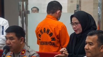 Tersangka Peneliti BRIN Andi Pangerang Hasanuddin dihadirkan saat rilis kasus Tindak Pidana Ujaran Kebencian di Bareskrim Polri, Jakarta, Senin (1/5/2023). [Suara.com/Alfian Winanto]