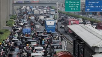 Sejumlah kendaraan terjebak kemacetan saat melintas di Jalan Gatot Subroto, Jakarta, Selasa (2/5/2023). [Suara.com/Alfian Winanto]