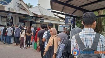 Antrean di M-Paspor Disebut Tak Berlaku, Masyarakat Mengantre Panjang di Kantor Imigrasi Batam