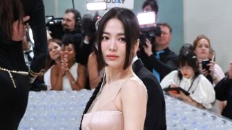 Bak Seorang Dewi, Penampilan Song Hye Kyo di Met Gala 2023 Menghipnotis Mata Penggemar