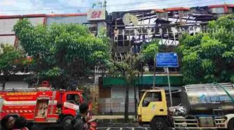 Plaza Malang Kebakaran Dinihari Tadi, 15 Mobil Damkar Dikerahkan