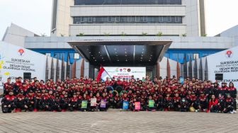 Sejumlah atlet foto bersama dengan Menpora dan official saat acara pengukuhan Kontingen Indonesia pada Sea Games ke-32 Kamboja tahun 2023 di halaman Gedung Kementerian Pemuda dan Olahraga, Jakarta, Selasa (2/5/2023). [Suara.com/Alfian Winanto]