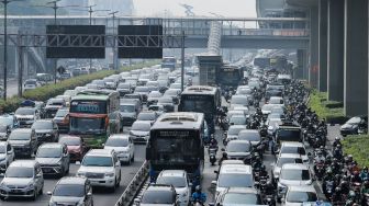 Sejumlah kendaraan terjebak kemacetan saat melintas di Jalan Gatot Subroto, Jakarta, Selasa (2/5/2023). [Suara.com/Alfian Winanto]