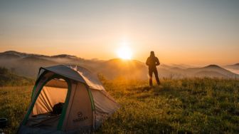 3 Manfaat Camping saat Liburan Wisata Selain untuk Refreshing