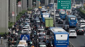 Sejumlah kendaraan terjebak kemacetan saat melintas di Jalan Gatot Subroto, Jakarta, Selasa (2/5/2023). [Suara.com/Alfian Winanto]