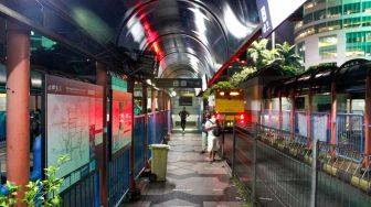 Penumpang menunggu bus transjakarta di Terminal Blok M, Jakarta, Rabu (3/5/2023). [Suara.com/Alfian Winanto]