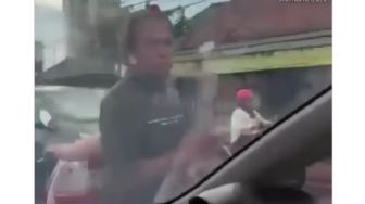 Video Viral! Diduga Kesal Tak Diberi Uang, Pengamen di Tulungagung Ngamuk hingga Pukul Mobil