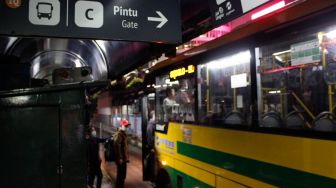 Penumpang menunggu bus transjakarta di Terminal Blok M, Jakarta, Rabu (3/5/2023). [Suara.com/Alfian Winanto]