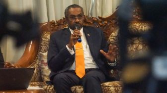 Duta Besar Republik Sudan untuk Indonesia H.E. Dr. Yassir Mohamed Ali menyampaikan keterangan terkait perkembangan situasi politik dan keamanan terkini di Sudan di Kediaman Duta Besar Sudan, Jakarta, Rabu (3/5/2023). [Suara.com/Alfian Winanto]