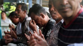 Sejumlah keluarga korban tragedi Simpang KAA berdoa usai pembacaan surat terbuka untuk Presiden Joko Widodo saat peringatan mengenang 24 tahun tragedi Simpang KAA di Tugu Keadilan Dewantara, Aceh Utara, Aceh, Rabu (3/5/2023). [ANTARA FOTO/Rahmad].