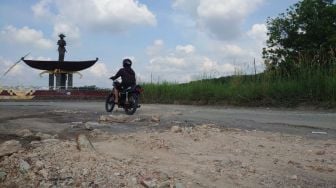 Jalan Terusan Endro Suratmin Rusak Parah, Warga: Sering Terjadi Kecelakaan