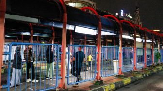 Penumpang menunggu bus transjakarta di Terminal Blok M, Jakarta, Rabu (3/5/2023). [Suara.com/Alfian Winanto]