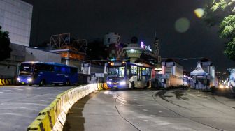 Bus transjakarta mengangkut penumpang di Terminal Blok M, Jakarta, Rabu (3/5/2023). [Suara.com/Alfian Winanto]