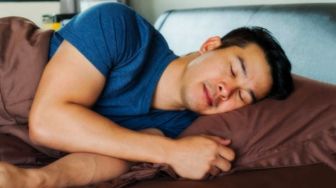 4 Cara Menghilangkan Kebiasaan Mendengkur saat Tidur, Atur Jam!