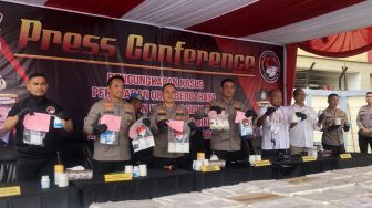 Tiga Anggota Sindikat Peredaran Puluhan Juta Pil Tramadol dan Hexymer Jaringan India-Indonesia Diringkus Polisi