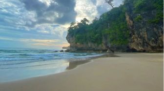 Daya Tarik Pantai Sawarna, Sajikan Pasir Putih hingga Air Laut yang Bersih