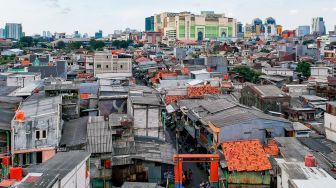 Warga beraktivitas di pemukiman padat penduduk di kawasan Kebon Melati, Tanah Abang, Jakarta Pusat, Kamis (4/5/2023). [Suara.com/Alfian Winanto]