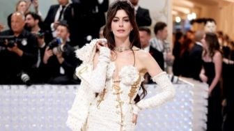 Curi Perhatian, Gaun Peniti Emas Anne Hathaway di Acara Met Gala Dirancang selama 450 Jam