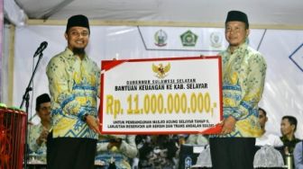 Gubernur Sulsel Serahkan Bantuan Rp11 Miliar untuk Pembangunan Masjid Agung Selayar Tahap II