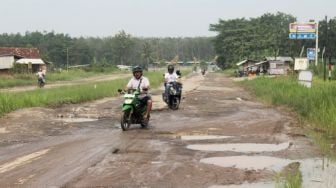 Jelang Kunjungan Presiden Jokowi, Jalan Rusak di Depan Polda Lampung Ditimbun