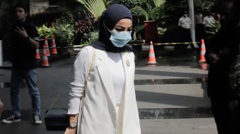 Istri Brigjen Endar Priantoro, Natasha Synne berjalan keluar dari Gedung Merah Putih KPK, Jakarta, Kamis (4/5/2023). [Suara.com/Alfian Winanto]