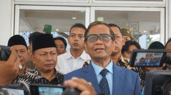 Denny Indrayana Minta Jokowi Dimakzulkan, Mahfud MD: Gak Menarik untuk Dibahas