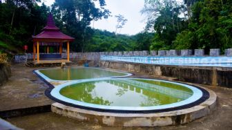 Asyiknya Mandi Air Panas Alam di Desa Sungai Pinang Kuantan Singingi