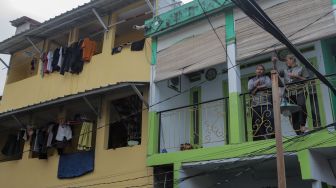 Warga beraktivitas di pemukiman padat penduduk di kawasan Kebon Melati, Tanah Abang, Jakarta Pusat, Kamis (4/5/2023). [Suara.com/Alfian Winanto]