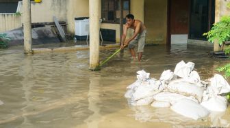 Kondisi Banjir yang Melanda Pondok Gede Akibat Kiriman Air dari Bogor, Bikin Panik Warga Sejak Dinihari Tadi